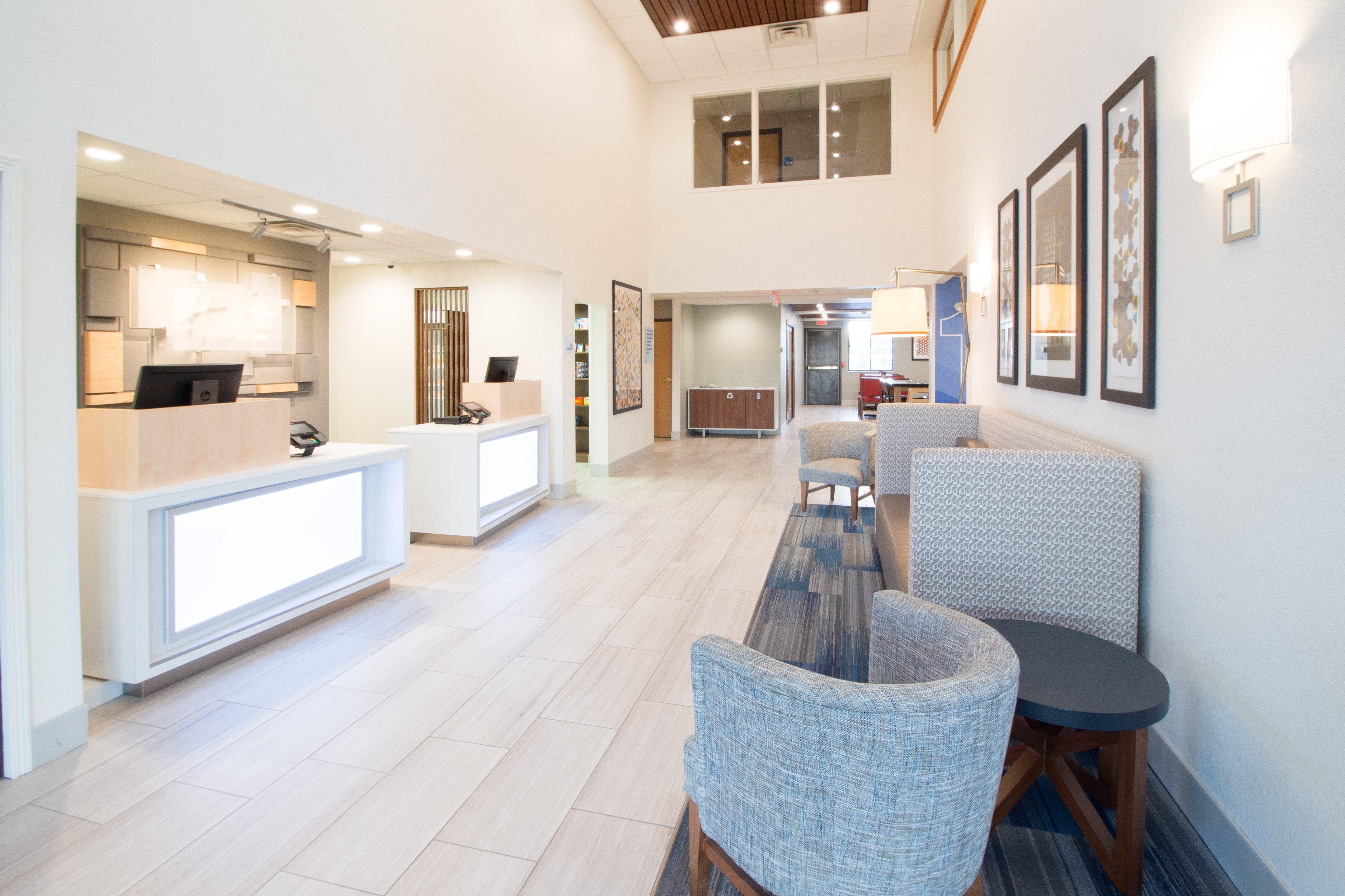 Holiday Inn Express & Suites - Worthington By Ihg Exterior foto
